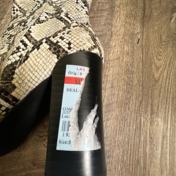 Kenneth Cole Snake Boots Animal Print To The Knee White - Picture 5 of 5